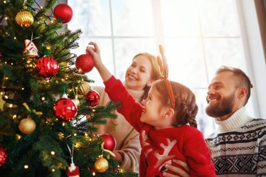 famiglia-addobba-albero-di-natale