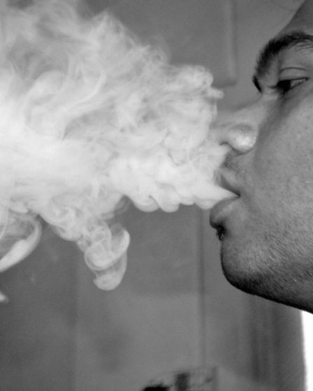 foto-bianco-nero-ragazzo-di-profilo-che-soffia-fumo-dalla-bocca